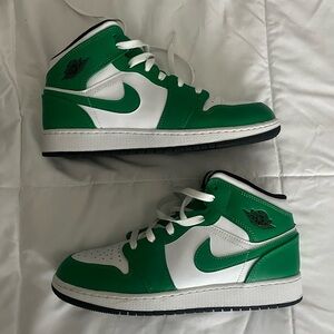 AJ1’s lucky green/white/ black